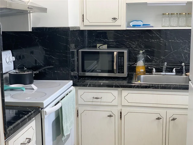 2111 NE 42nd Ct # 103W, Lighthouse Point FL 33064