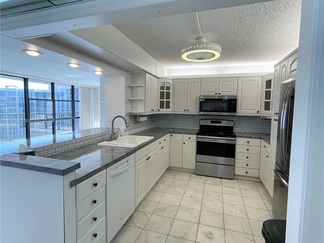 1000 Parkview Dr # 830, Hallandale Beach FL 33009