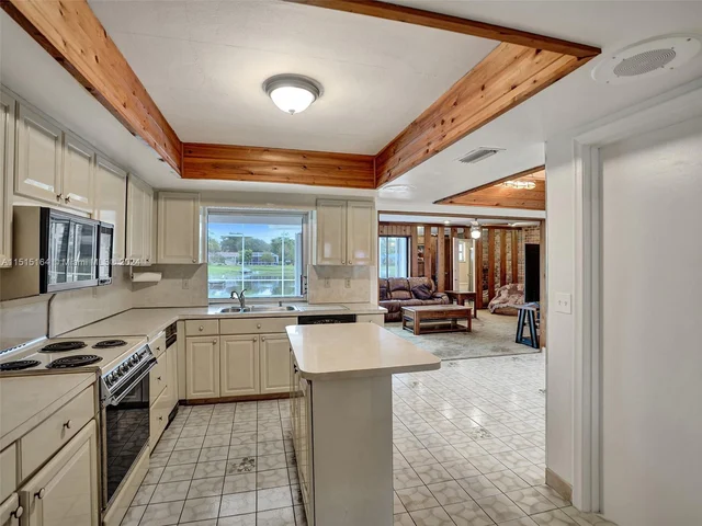 7361 SW 10th St, Plantation FL 33317