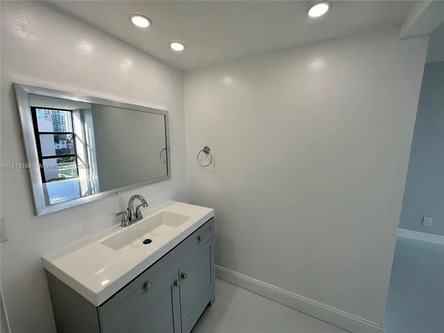 17011 N Bay Rd # 916, Sunny Isles Beach FL 33160