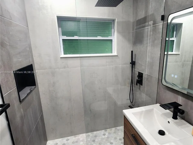 2432 NE 12th Ave, Pompano Beach FL 33064