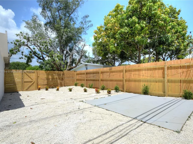 2432 NE 12th Ave, Pompano Beach FL 33064