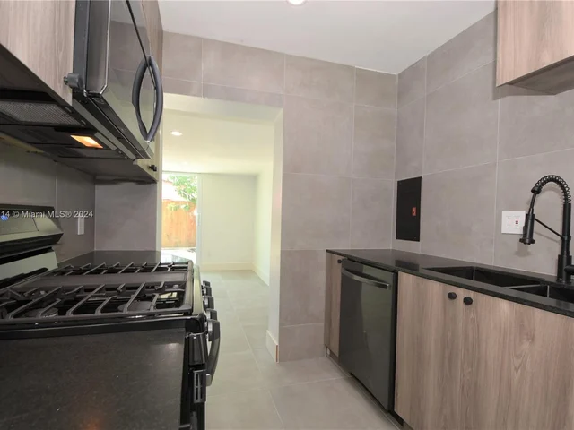 2432 NE 12th Ave, Pompano Beach FL 33064