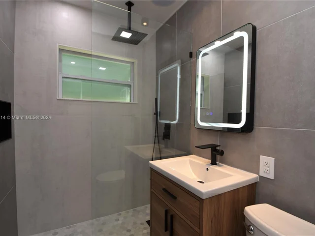 2432 NE 12th Ave, Pompano Beach FL 33064