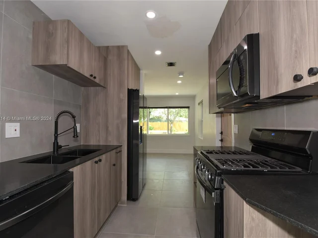 2432 NE 12th Ave, Pompano Beach FL 33064