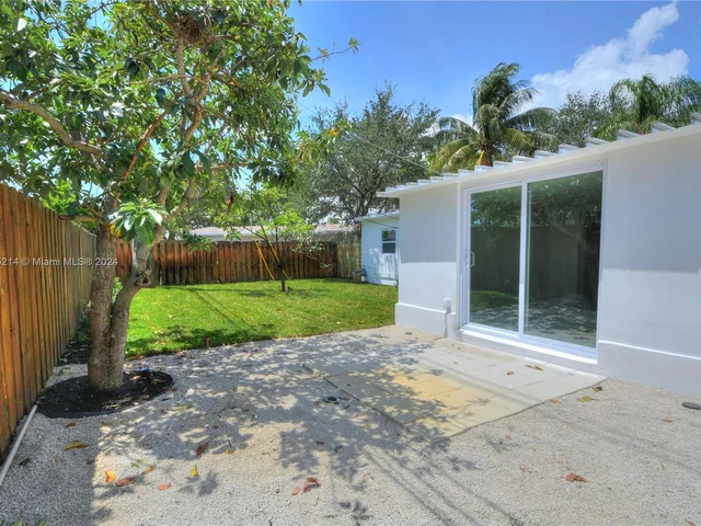 2432 NE 12th Ave, Pompano Beach FL 33064