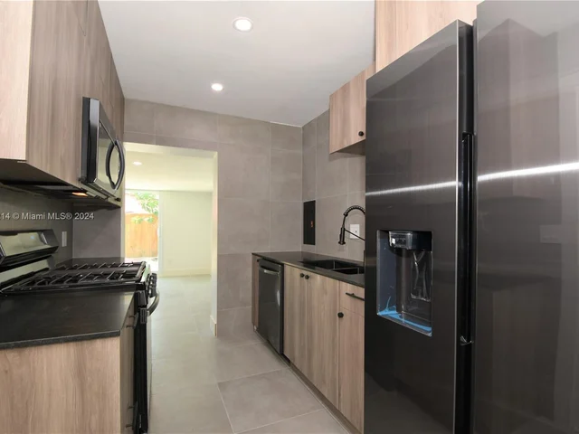 2432 NE 12th Ave, Pompano Beach FL 33064