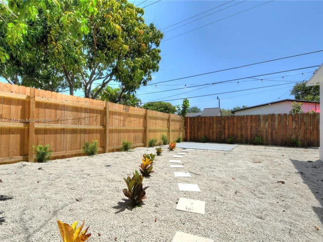 2432 NE 12th Ave, Pompano Beach FL 33064