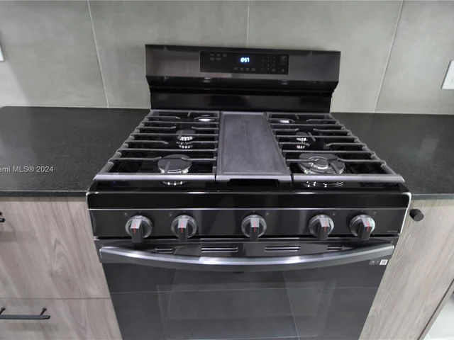 2432 NE 12th Ave, Pompano Beach FL 33064