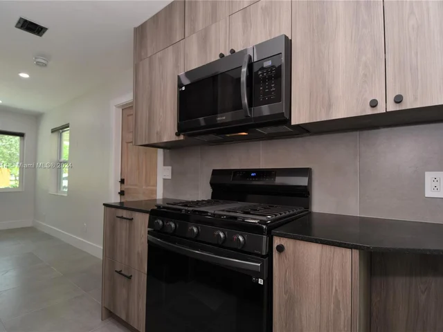 2432 NE 12th Ave, Pompano Beach FL 33064