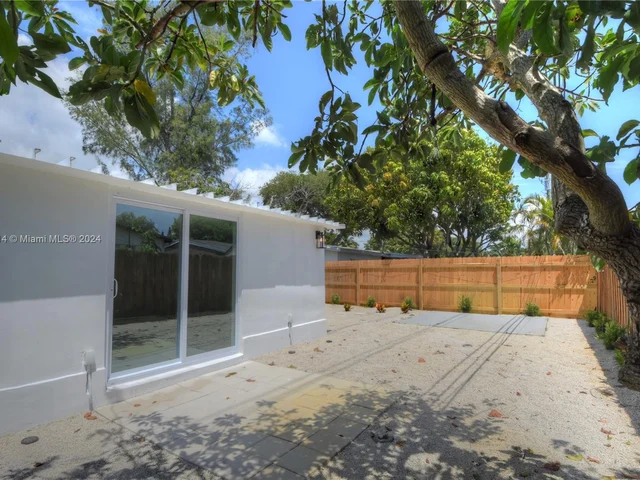 2432 NE 12th Ave, Pompano Beach FL 33064