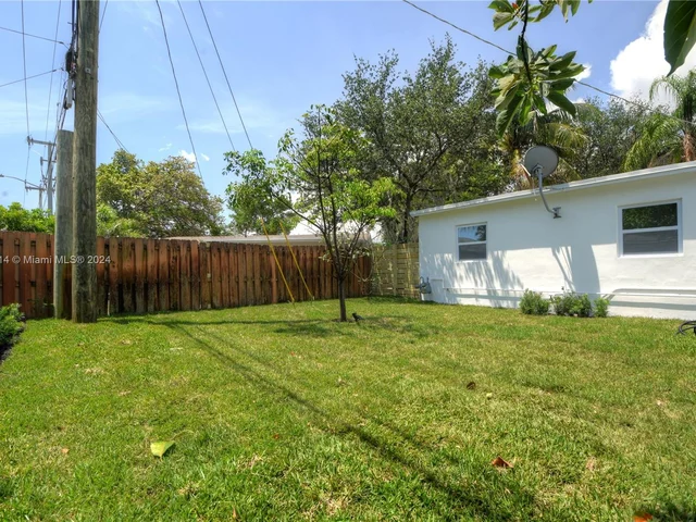 2432 NE 12th Ave, Pompano Beach FL 33064