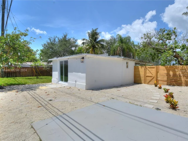 2432 NE 12th Ave, Pompano Beach FL 33064