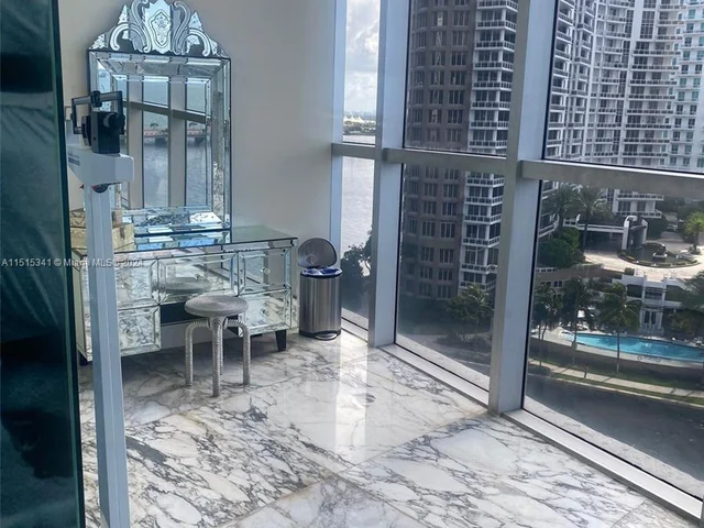 475 Brickell Ave # 5508, Miami FL 33131