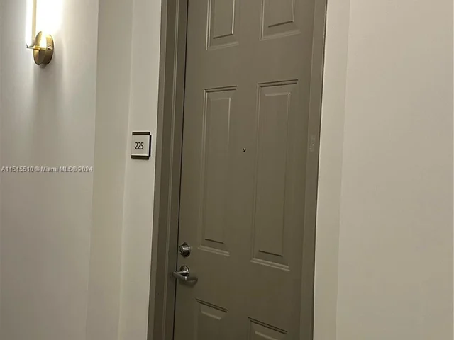 3001 NE 185th St # 225, Aventura FL 33180