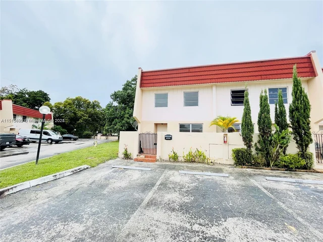 4026 Inverrary Dr # 8A, Lauderhill FL 33319