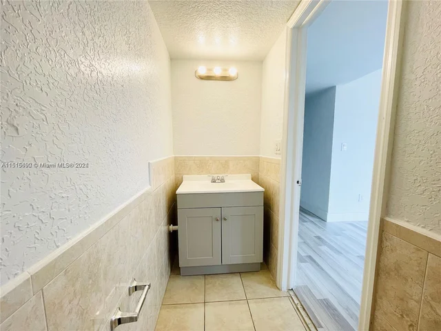 4026 Inverrary Dr # 8A, Lauderhill FL 33319