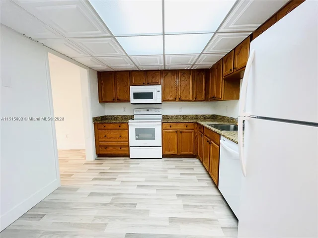 4026 Inverrary Dr # 8A, Lauderhill FL 33319