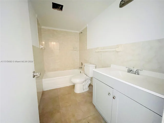 4026 Inverrary Dr # 8A, Lauderhill FL 33319
