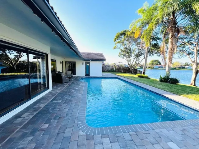 9821 NW 10th Ct, Plantation FL 33322