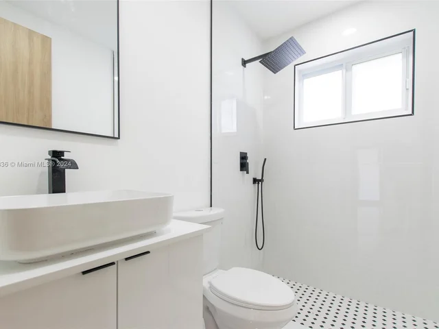 6820 SW 10th St, Pembroke Pines FL 33023