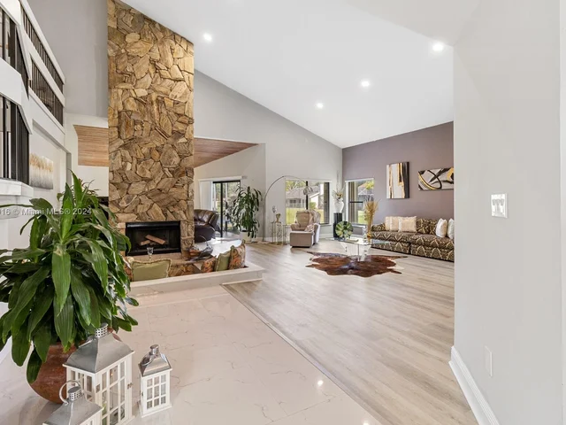 9421 NW 10th St, Plantation FL 33322