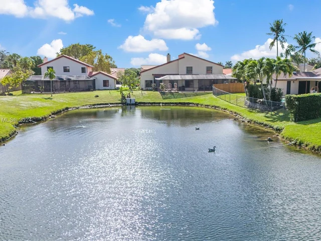 9421 NW 10th St, Plantation FL 33322