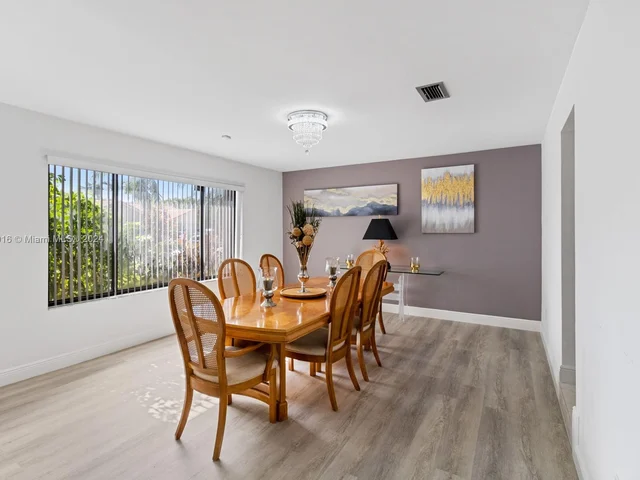 9421 NW 10th St, Plantation FL 33322