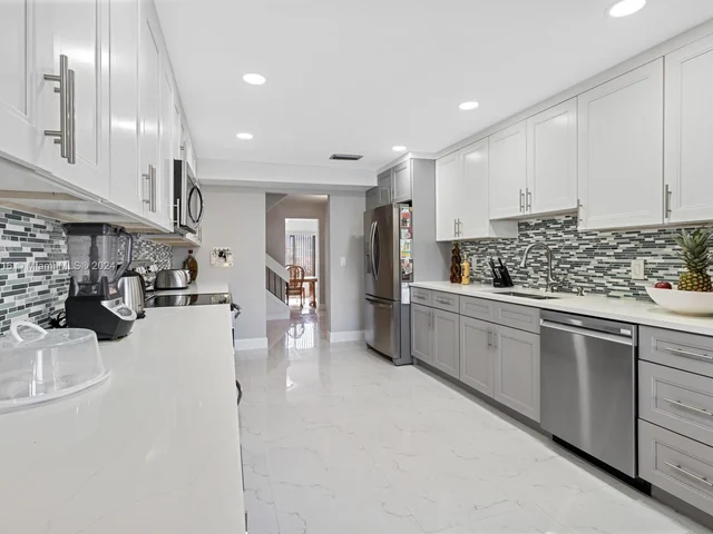 9421 NW 10th St, Plantation FL 33322