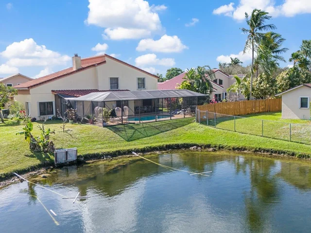 9421 NW 10th St, Plantation FL 33322