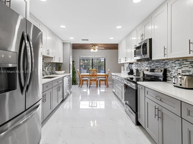 9421 NW 10th St, Plantation FL 33322