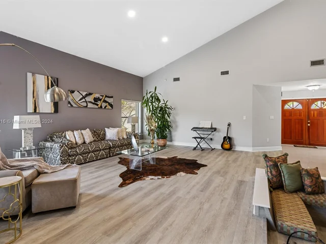 9421 NW 10th St, Plantation FL 33322