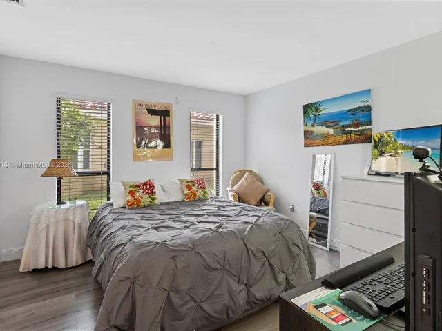 9421 NW 10th St, Plantation FL 33322