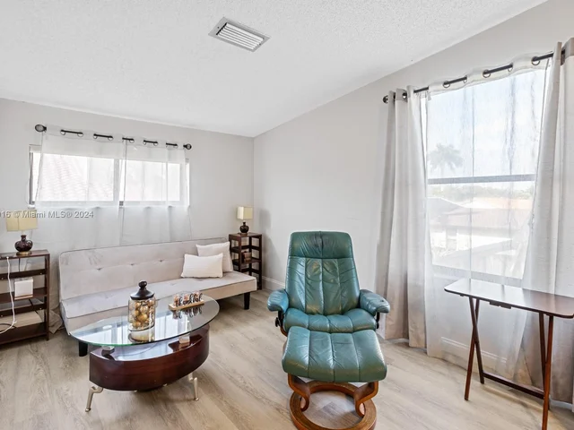 9421 NW 10th St, Plantation FL 33322