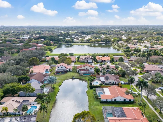 9421 NW 10th St, Plantation FL 33322