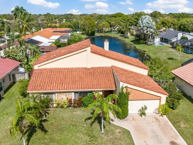 9421 NW 10th St, Plantation FL 33322