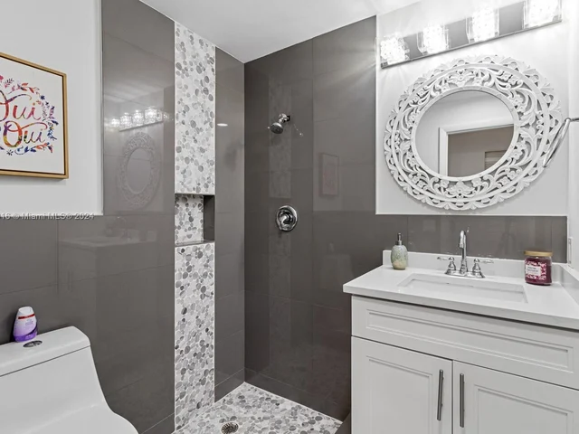 9421 NW 10th St, Plantation FL 33322