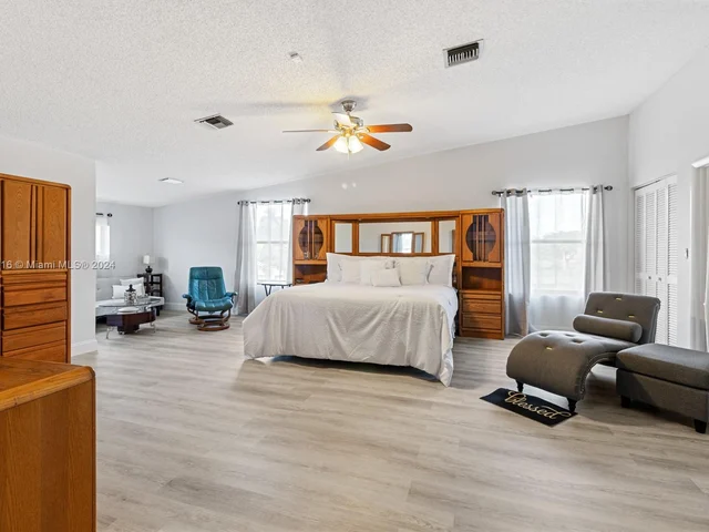 9421 NW 10th St, Plantation FL 33322