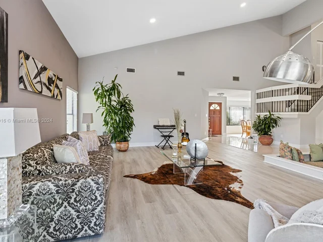 9421 NW 10th St, Plantation FL 33322