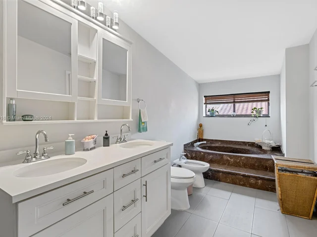 9421 NW 10th St, Plantation FL 33322