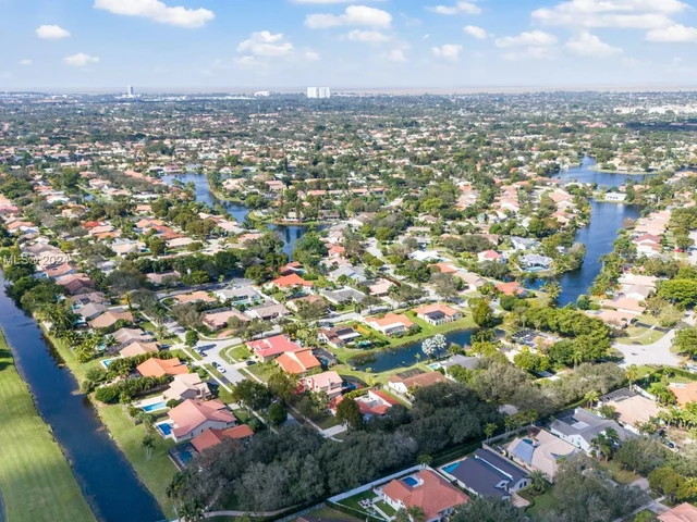 9421 NW 10th St, Plantation FL 33322