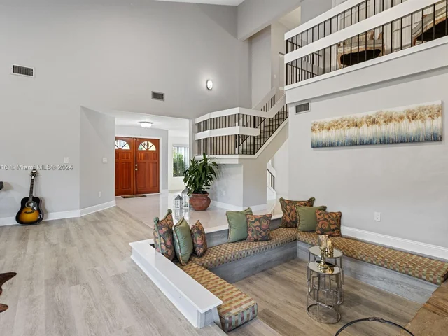 9421 NW 10th St, Plantation FL 33322