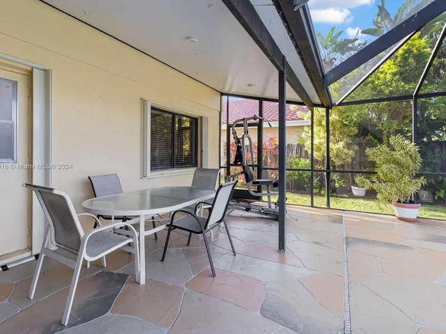 9421 NW 10th St, Plantation FL 33322