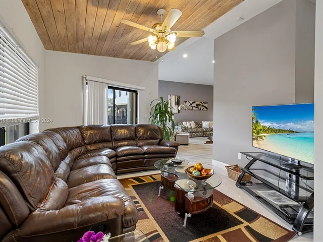 9421 NW 10th St, Plantation FL 33322