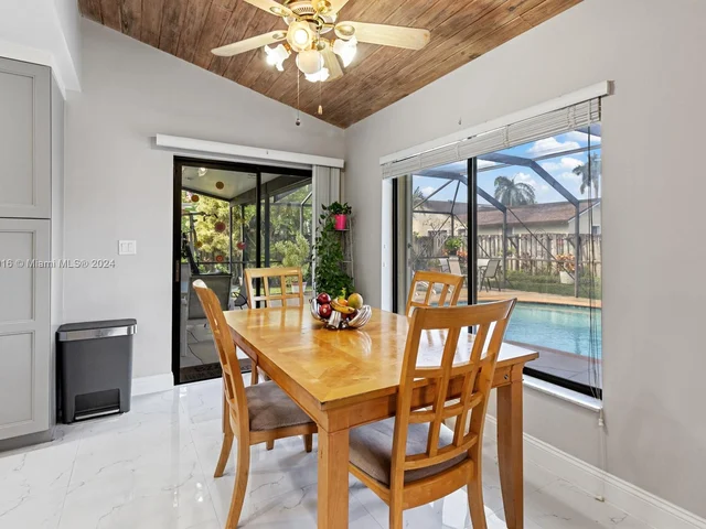 9421 NW 10th St, Plantation FL 33322