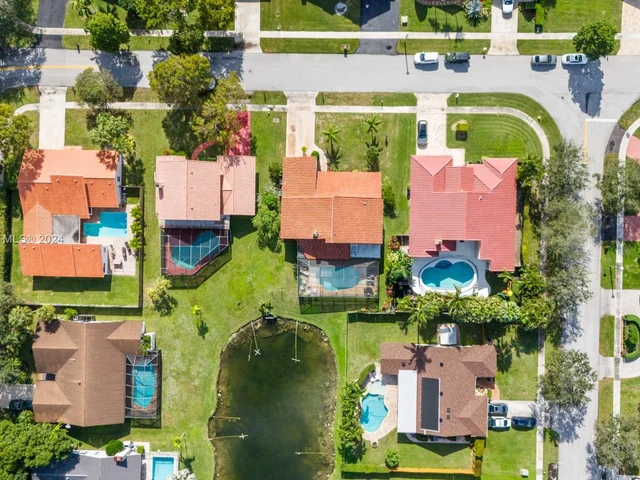 9421 NW 10th St, Plantation FL 33322