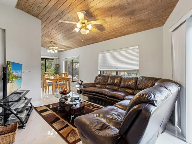 9421 NW 10th St, Plantation FL 33322