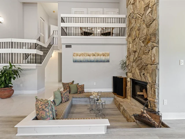 9421 NW 10th St, Plantation FL 33322