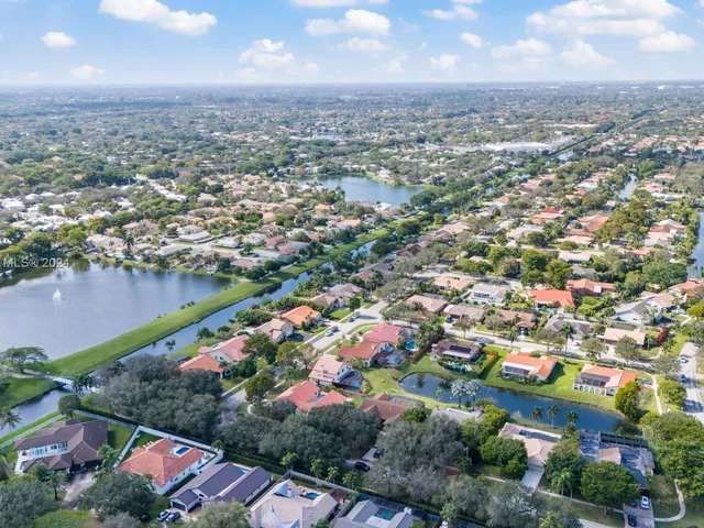 9421 NW 10th St, Plantation FL 33322