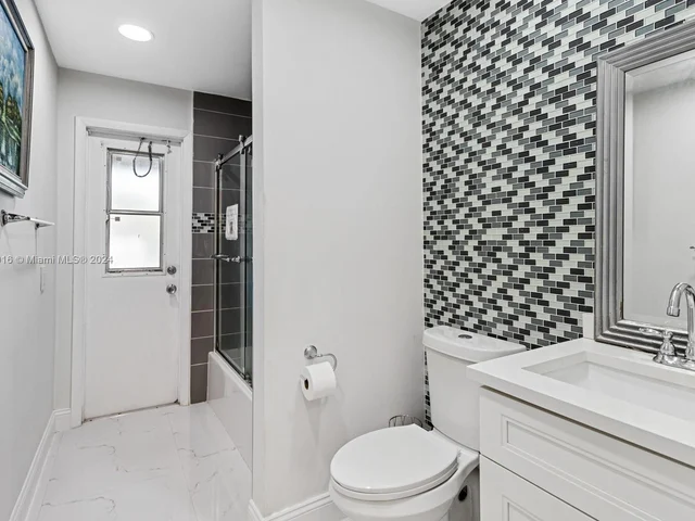 9421 NW 10th St, Plantation FL 33322